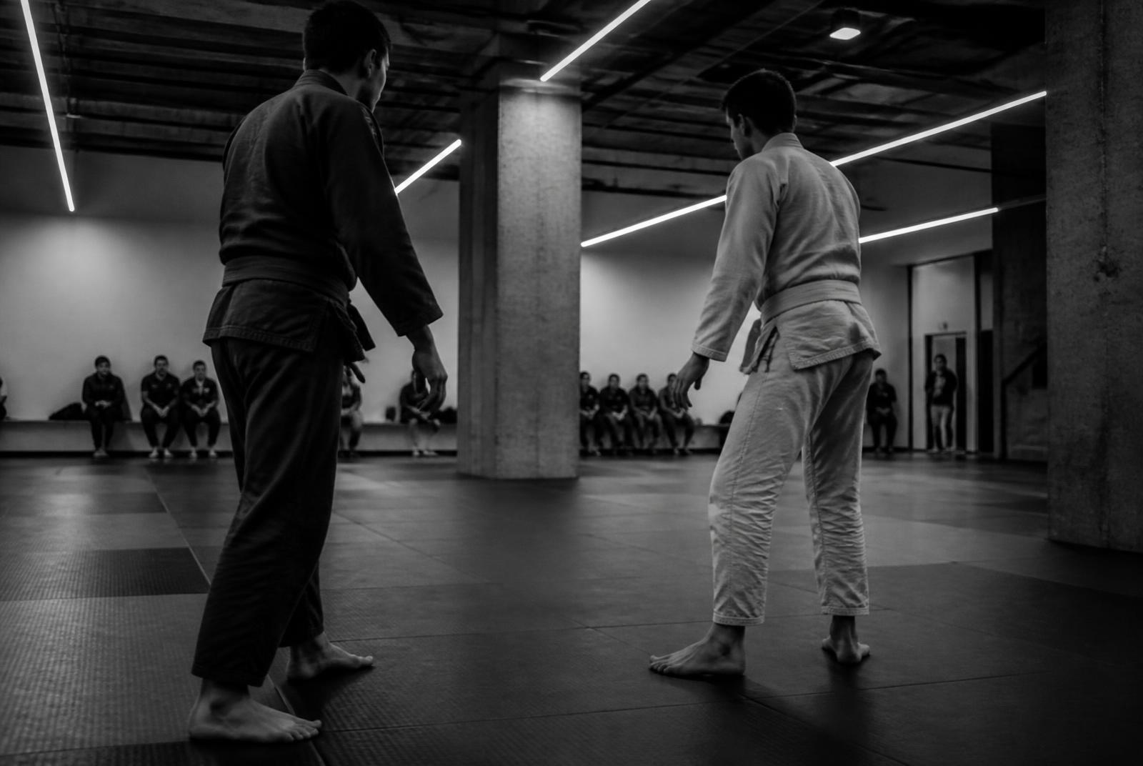 Treino de jiu-jitsu em academia comunitária